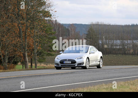 SALO, Finnland - 31. OKTOBER 2015: Silber Tesla Model S elektrische Auto auf der Straße im Süden Finnlands. Tesla wird in der nächsten Generation durch seine Karten erstellen Stockfoto