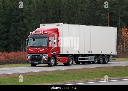 Paimio, Finnland - 30. Oktober 2015: rote Renault Trucks t semi bewegt sich entlang der Autobahn in paimio. Renault Trucks t ist die International Truck des Jahres 2 Stockfoto