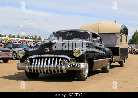 Mariehamn, Finnland - 2 August 2015: classic Buick super acht Auto und ein Vintage Travel Trailer auf Pick-nick Auto Show in Mariehamn, Finnland. Stockfoto