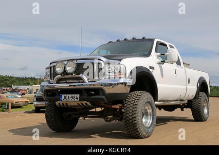 Mariehamn, Finnland - 2 August 2015: Weiß Ford Super Duty F 250 Pickup Truck auf Pick-nick Auto Show in Mariehamn, Finnland. Stockfoto