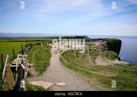 Besucher ihren Weg zu spektakulären Cliffs of Moher im County Clare - die beliebtesten Reiseziele in Irland Stockfoto