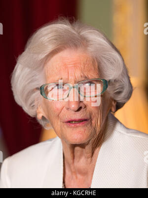 Charlotte Bischoff van Heemskerck mit dem holländischen Gemälde "The Oyster Meal" aus dem 17. Jahrhundert von Jacob Ochtervelt, das während des Zweiten Weltkriegs geplündert wurde und nun von der City of London bei einer Zeremonie im Mansion House, London, an sie zurückgegeben wurde. Stockfoto