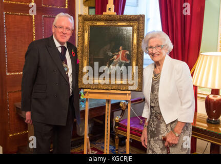 Andrew Parmley, Oberbürgermeister von London, gibt das holländische Gemälde „The Oyster Meal“ aus dem 17. Jahrhundert von Jacob Ochtervelt, das während des Zweiten Weltkriegs geplündert wurde, an Charlotte Bischoff van Heemskerck, die Tochter seines Besitzers Dr. J. H. Smidt van Gelder, bei einer Zeremonie im Mansion House, London, zurück. Stockfoto
