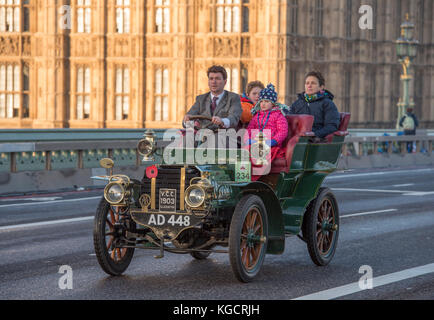 5. November 2017. Bonhams London nach Brighton Veteran Car Run, die weltweit längste Rennveranstaltung, 1903 Gladiator auf der Westminster Bridge. Stockfoto