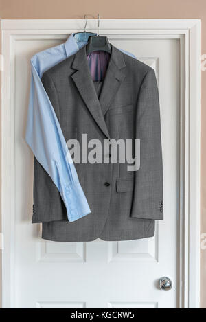 Formalen mens Business Suit über der Tür hängen, mit blauem Hemd. Stockfoto