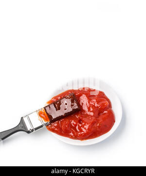 Barbecue Sauce und begiessende Bürste isoliert auf Weiss. Stockfoto