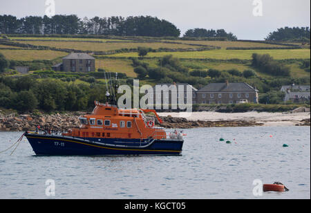 Das Royal National Life Boat (Die Whiteheads) bis in Hugh Town Harbour auf der Insel St Marys in der Scilly-inseln, Vereinigtes Königreich. Stockfoto