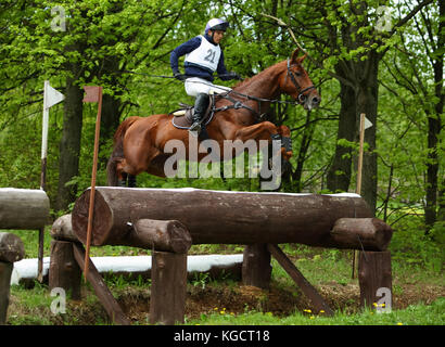 Wettbewerber auf dem cross country Kurs im Jahr 2017 Moskau horse trials Stockfoto