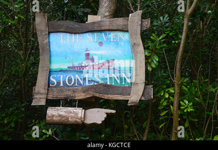 Der hölzerne pub Zeichen für die sieben Steine in der unteren Stadt Inn das einzige Pub auf der Insel St Martins, Isles of Scilly, Vereinigtes Königreich. Stockfoto