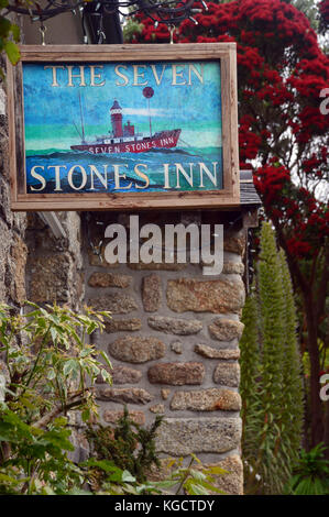 The Wooden Pub Sign for the Seven Stones Inn in Lower Town der einzige Pub auf der Insel St. Martins, Isles of Scilly, Großbritannien. Stockfoto