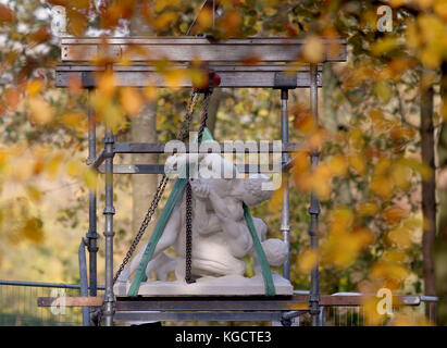 Eine Besetzung der Wrestler, zwei Männer, die an der griechischen Sportpankration teilnehmen, wird im Herzen des Labyrinths im Western Garden im Stowe Landscape Garden des Natural Trust in der Nähe von Buckingham an ihren Platz gesenkt. Stockfoto