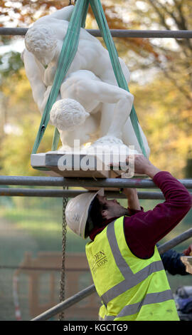 Eine Besetzung der Wrestler, zwei Männer, die an der griechischen Sportpankration teilnehmen, wird im Herzen des Labyrinths im Western Garden im Stowe Landscape Garden des Natural Trust in der Nähe von Buckingham an ihren Platz gesenkt. Stockfoto