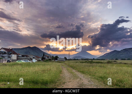 Sonnenuntergang über den Bergen von der Peripherie von Podgorica, Hauptstadt von Montenegro gesehen Stockfoto