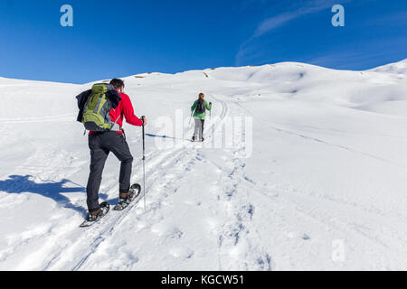 Paar ist Schneeschuhwandern im alpinen Winter Berge. Bayern, Deutschland. Stockfoto