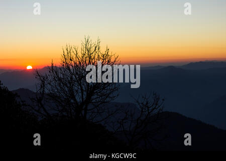 Schöne Aussicht auf den Sonnenuntergang von Tungnath chopta, in der Nähe der Tempel, Uttarakhand, Indien Stockfoto