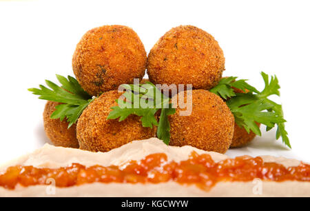 Frikadellen mit Bohnen paste/Salat (oben, Focus). Stockfoto