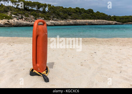 Rescue Buoy am Strand der Cala Mondrago in Santanyi auf Mallorca (Balearen, Spanien) Stockfoto