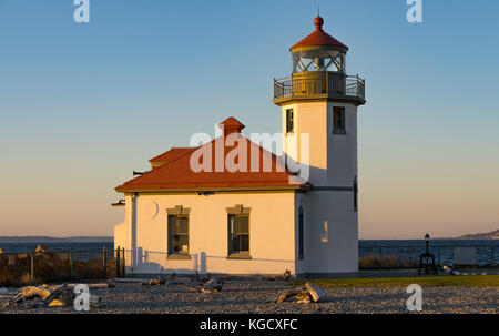 Ein Leuchtturm steht auf alki Point in der Puget Sound in der Nähe von Seattle Stockfoto