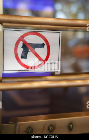 Ein Schild Waffen verbietet, wird im Fenster im Hilton Hotel in der Innenstadt von Chicago gesehen Stockfoto