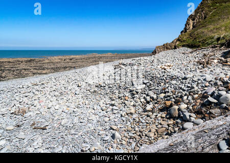 Babbacombe Strand bei Ebbe - Blick nach Norden, über Kieselsteine, in Richtung saunton. South West Coast Path, in der Nähe der Bucks Mills, North Devon, England, Stockfoto