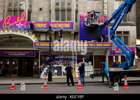 AJAXNETPHOTO. LONDON, ENGLAND. - Menschen bei der Arbeit - bunte Fassade der Herzogin THEATER. Foto: Jonathan Eastland/AJAX REF: M 872507 49 Stockfoto