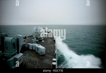 AJAXNETPHOTO. FEBRUAR 2012. AUF SEE. HOHEITSGEWÄSSER DES VEREINIGTEN KÖNIGREICHS. - HMS LIVERPOOL. VON GLASGOW NACH LIVERPOOL PASSAGE - ZERSTÖRER VOM TYP 42 IN DER IRISCHEN SEE. FOTO: JONATHAN EASTLAND/AJAX REF: R122902 2204 Stockfoto