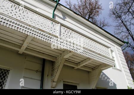 Die geschnitzten Balkon des Hauses in das Anwesen des Grafen Leo Tolstoi in Jasnaja Poljana im Oktober 2017. Stockfoto