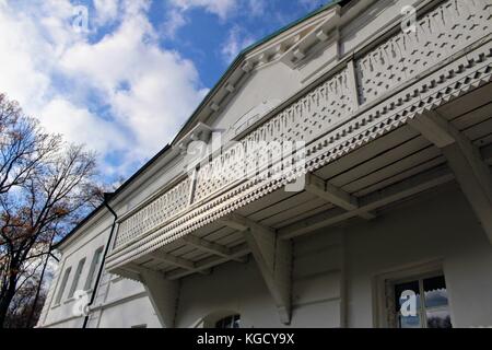 Die geschnitzten Balkon des Hauses in das Anwesen des Grafen Leo Tolstoi in Jasnaja Poljana im Oktober 2017. Stockfoto