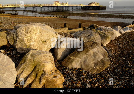 Ajaxnetphoto. Worthing, England. - Rocky Shore - Felsbrocken am Strand, um die Erosion der Küsten zu verringern. Foto: Jonathan Eastland/Ajax Ref: d 122603 2236 Stockfoto