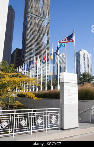 Einen Blick auf die Aon Center in der Innenstadt von Chicago Stockfoto