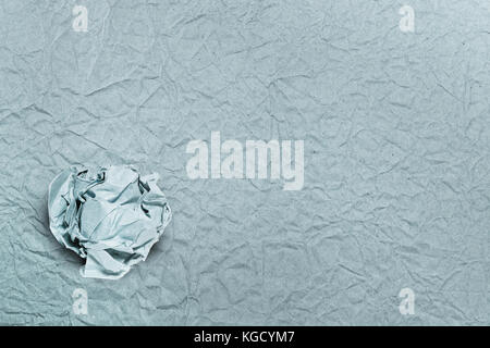 Zerknittert Papier Kugel auf zerknittertes Papier, für Hintergründe oder Texturen Stockfoto