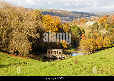 Herbst im Park Landschaft Garten, Somerset, England Stockfoto