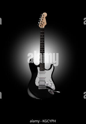 Chisinau, Republik Moldau - 22. April 2017: Schwarz E-Gitarre auf schwarzen Hintergrund. mit Freistellungspfad Stockfoto
