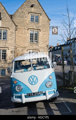 1967 VW Wohnmobil mit geteiltem Bildschirm im Zentrum von norton. Chipping Norton, Cotswolds, Oxfordshire, England Stockfoto