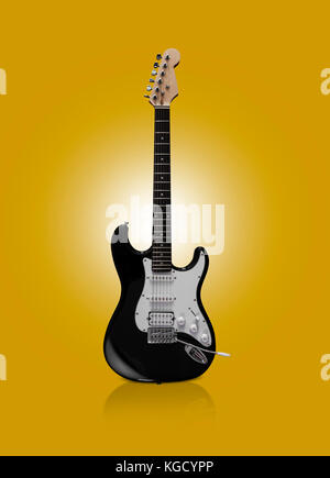 Chisinau, Republik Moldau - 22. April 2017: Schwarz E-Gitarre auf gelben Hintergrund. mit Freistellungspfad Stockfoto
