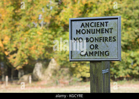 Antike Monument, keine Brände und Camping am Eingang Waylands Schmiede, Ridgeway, Ashbury, Oxfordshire, England unterzeichnen. Stockfoto