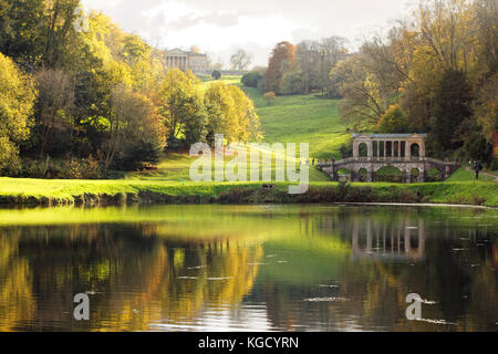 Herbst im Park Landschaft Garten, Somerset, England Stockfoto