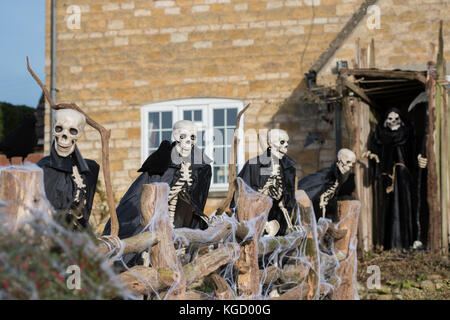 Halloween Skelette und Grim Reaper außerhalb eines Hauses in Snowshill, Cotswolds, Gloucestershire, England Stockfoto