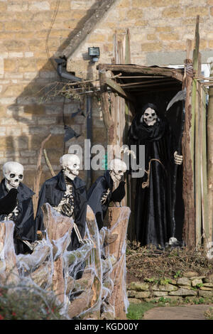 Halloween Skelette und Grim Reaper außerhalb eines Hauses in Snowshill, Cotswolds, Gloucestershire, England Stockfoto