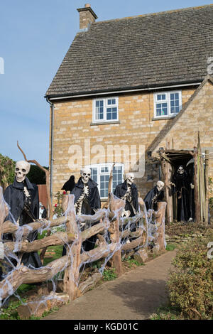 Halloween Skelette und Grim Reaper außerhalb eines Hauses in Snowshill, Cotswolds, Gloucestershire, England Stockfoto