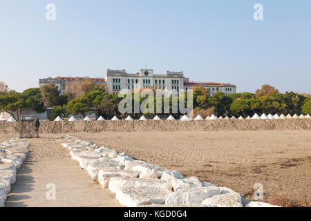 Einsamen Strand auf der Insel Lido, Lido di Venezia, Venedig, Italien bei Sonnenuntergang vor der ehemaligen historischen Grand Hotel des Bains jetzt geschlossen Reno warten Stockfoto