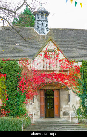 Haupteingang der öffentlichen Bibliothek an der Kettering, England, an trüben Herbsttag. Stockfoto