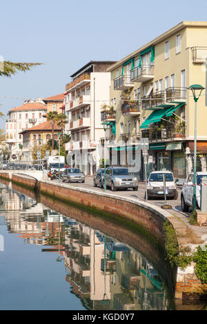 Reflexionen in den Kanal Via Lepanto, Lido di Venezia Lido, Venedig, Italien Stockfoto