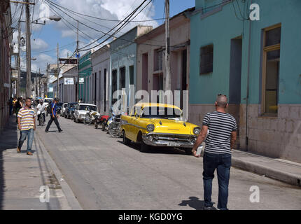 Santiago de Cuba ist die zweitgrößte Stadt Kubas, und der Geburtsort von der aktuellen Regierung. Die Straßen sind durch die alten Autos von den Amerikanern links geparkt. Stockfoto