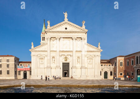 Fassade der Kirche San Giorgio Maggiore von Palladio auf Isola San Giorgio Maggiore, Venedig, Italien, bei Sonnenuntergang. Touristen in den Vorplatz Stockfoto