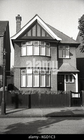 1940er, England, Außenansicht eines gut gebauten Einfamilienhauses in den Vororten. In der Vorkriegszeit der 1930er Jahre im traditionellen Stil erbaut, mit einer abgerundeten Bucht und einverglasten Flügeltüren in Holzrahmen, die aus mehreren 'Door'-Fenstern mit kleineren Fanlichtfenstern darüber bestanden. Die obere Hälfte des Hauses hat einen Kieselstein-Strich außen und es freistehend und nicht, Doppelhaus würde bedeuten, dass das Haus in einer wohlhabenden Gegend war. Stockfoto