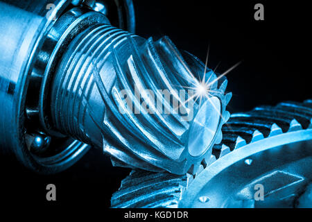 Schöne Nahaufnahmen der Stahl Kupplungsmechanismus. Abstrakte industriellen Hintergrund mit Zahnräder in Blau und Schwarz. Stockfoto