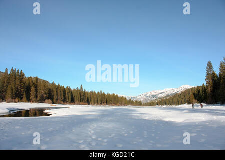 Hume Lake im Schnee im Sequoia National Forest Kalifornien abgedeckt Stockfoto