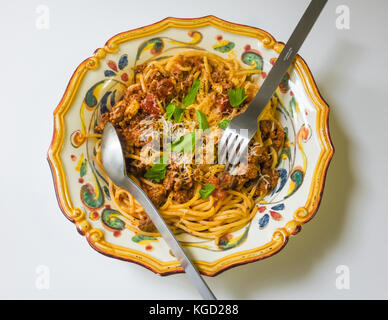 Spaghetti Bolognese (einem amerikanischen Begriff) in einem reich verzierten Italienische Pasta Schüssel Stockfoto