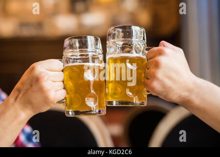 Close-up von Menschen Toasts mit einem Bier in der Kneipe. Bier Prost Stockfoto